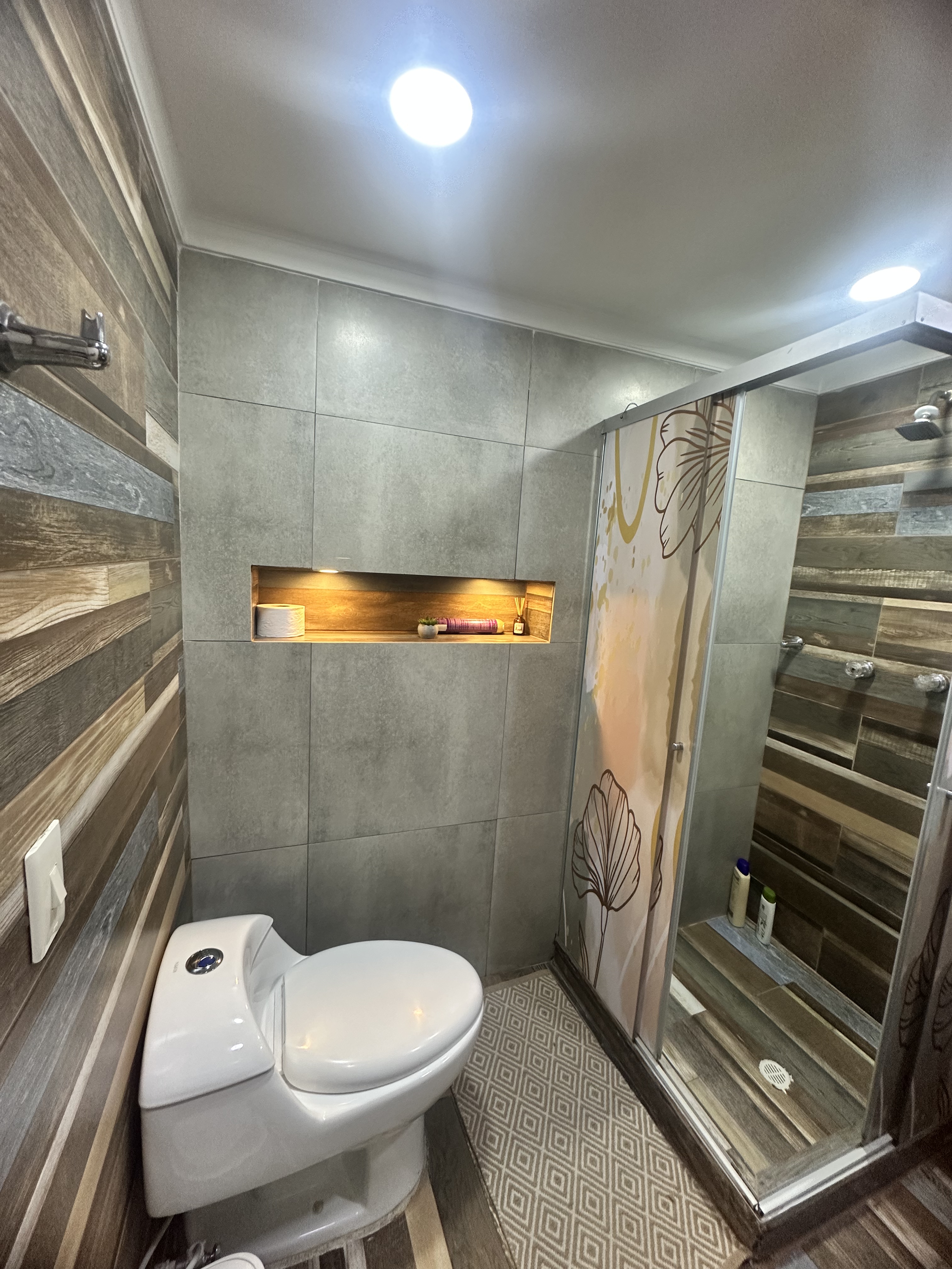 Baños amplios y modernos en Medellín